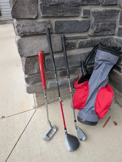Driver, 7 iron, putter. Excellent condition, barely used. For 8 yo and under.