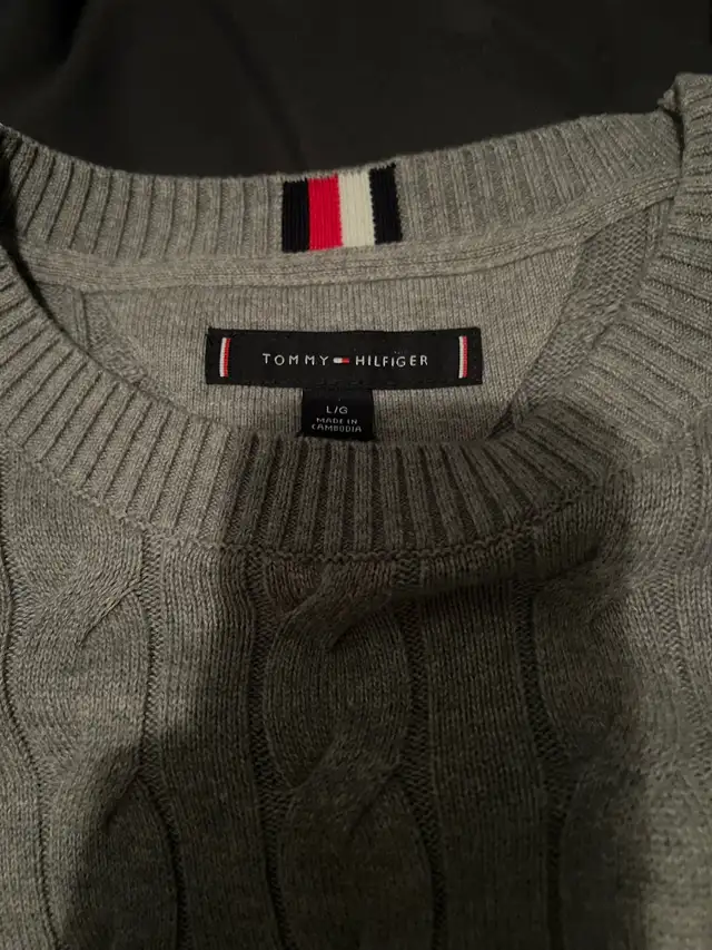 Men’s Tommy Hilfiger Crewneck in Men's in Oshawa / Durham Region - Image 3