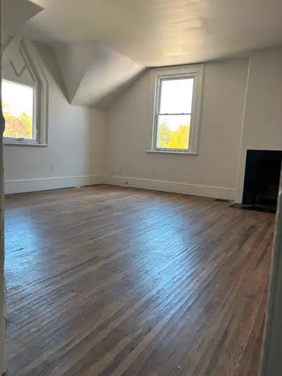 Large one bedroom plus den in beautiful Port Hope. Gorgeous building with private entrance to upper...