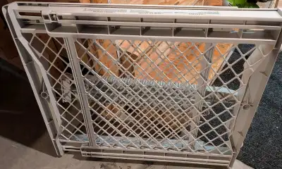 Baby Gate, used but in very good condition, coming from pets bugs and smoke free house.
