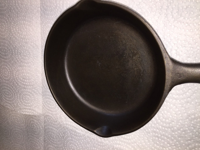 Unmarked Lodge No 3 Cast Iron Pan,  Vintage in Arts & Collectibles in Belleville - Image 3