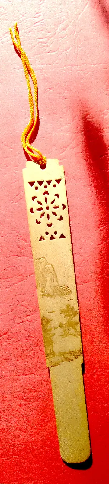 MARQUE-PAGE bois taillé, gravure et texte chinois in Arts & Collectibles in Longueuil / South Shore - Image 2