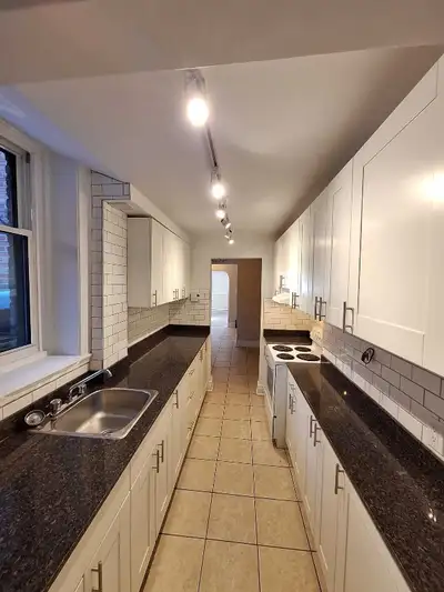 Great 4.5 in Westmount village Call /text: 514-489-3333 or. 514-924-6525 Includes hotwater; fridge &...