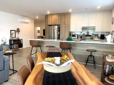 Disponible au 1er mai 2026 - Pour informations : (450) 775-3391 Impeccable unité au 2e étage avec to...