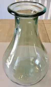 Vase a fleurs/ vase de table en verre  en forme de poire 12,5 po