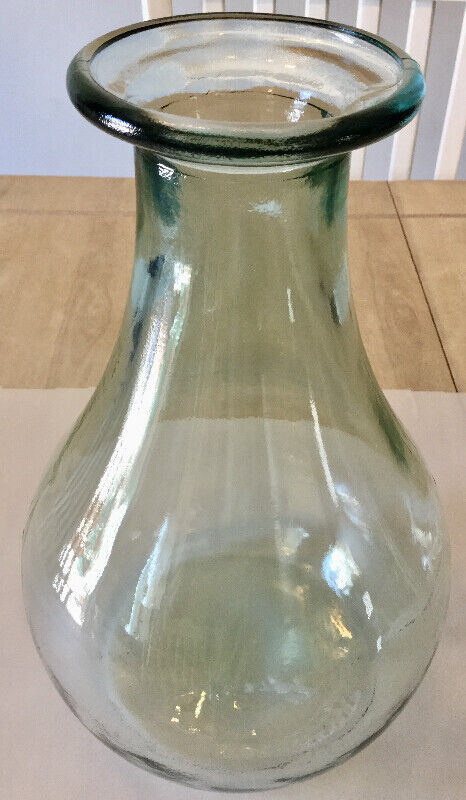 Vase a fleurs/ vase de table en verre  en forme de poire 12,5 po dans Décoration intérieure et accessoires  à Laval/Rive Nord