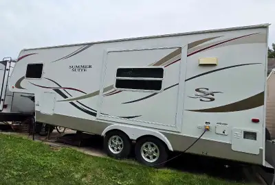 2011 Summer Suite 5th Wheel – Exceptionally Cared For This unit has been truly loved and looked afte...