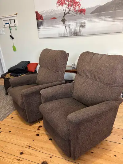 2 superbes fauteuils en super bon état à vendre Guy: 613 229 4365
