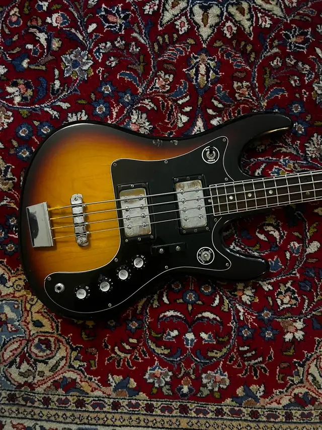 Vintage Espana Short Scale Bass in Guitars in Oakville / Halton Region - Image 3