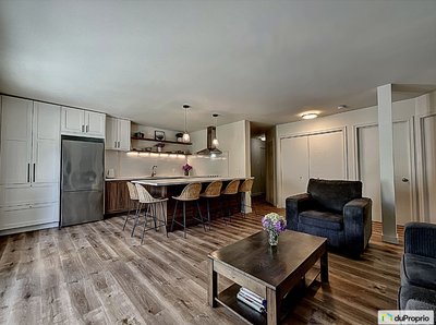 Disponible maintenant, magnifique condo entièrement rénové situé au rez-de-jardin, offrant un accès...