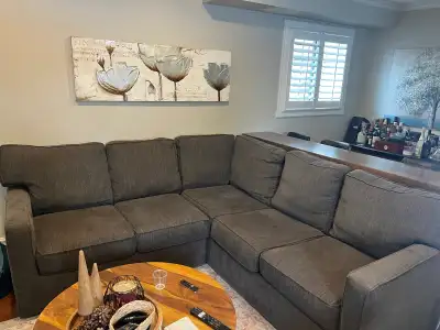 In very good condition just a few years old. See pics for details and measurements. Super comfy, cle...