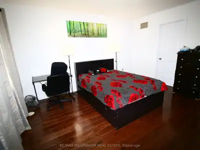 Three rooms available in a newly renovated townhome near mount pleasant go station (2kms) Room 1: ro...