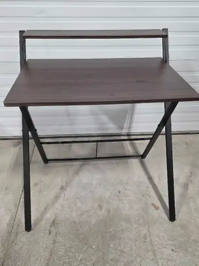 This folding desk is a versatile and space-saving solution for your home office or study area, featu...