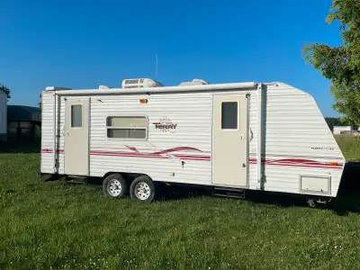 2000 Fleetwood Terry 825Y travel trailer. Trailer in pretty good shape. A/C, electric/propane water...