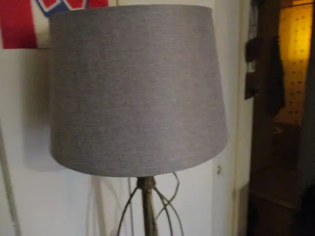 VINTAGE ART DECO STYLE FLOOR LAMP WITH SHADE-BUDDING FLOWERS! in Arts & Collectibles in Laval / North Shore - Image 10