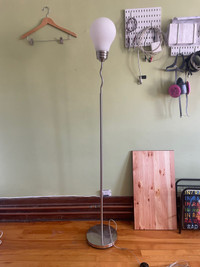  Standing Floor Lamp / lampe sur pied / lampadaire 