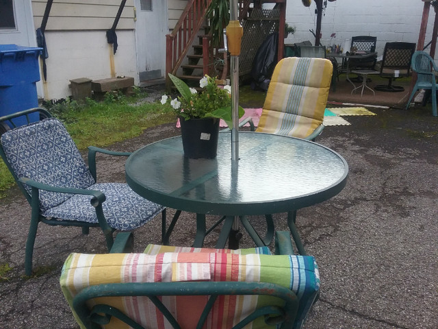 Table et 3 chaises d'exterieur dans Mobilier pour terrasse et jardin  à Ville de Québec - Image 4