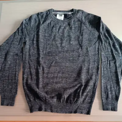 - Gilet Le 31 Tricots essentiels de Simons. Grandeur Petit, couleur noir charcoal moucheté gris et b...