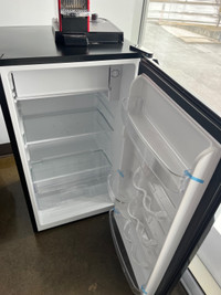  Réfrigérateur miniature , machine Nespresso et tablette