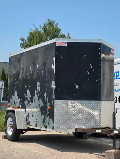 Looking for a solid enclosed trailer for your gear, tools, or moving needs? This Haulin 5x8 cargo tr...
