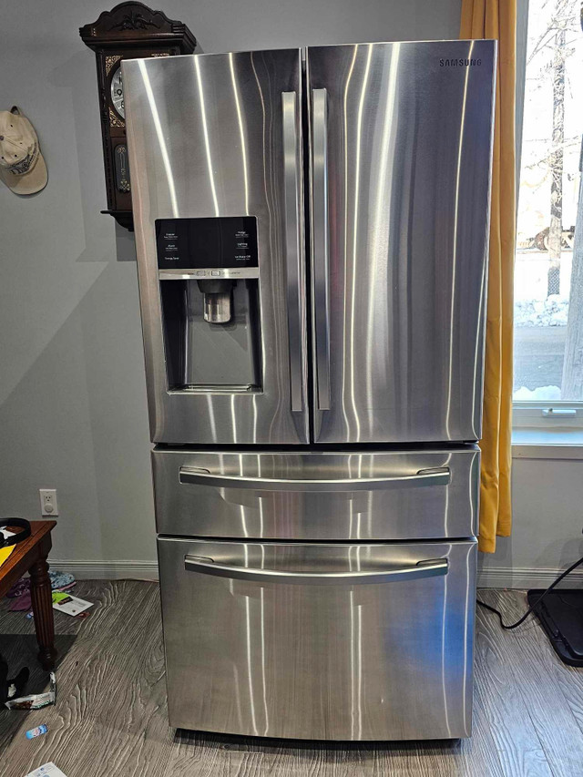 Réfrigérateur Samsung avec tiroir FlexZone et distributeur d'eau dans Réfrigérateurs  à Trois-Rivières