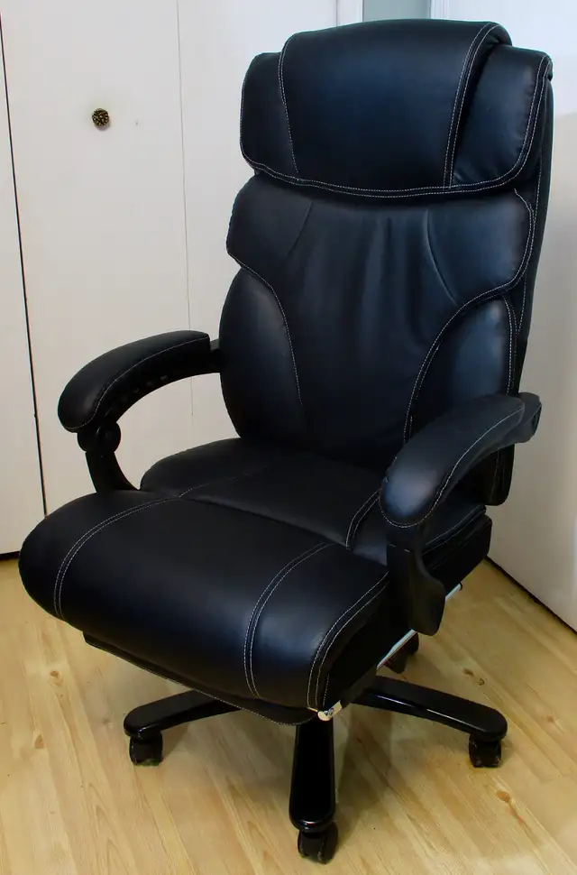 NEW Leather Office Chair, holds 400lbs, Reclines with Footrest in Chairs & Recliners in Kelowna - Image 10