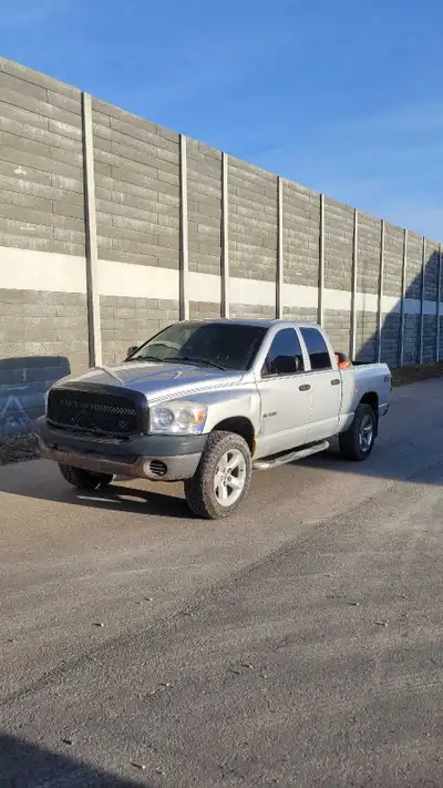 2008 Ram 1500 with 183,000km. V8, 4x4, air conditioning. Has crank windows and no power locks. fires...