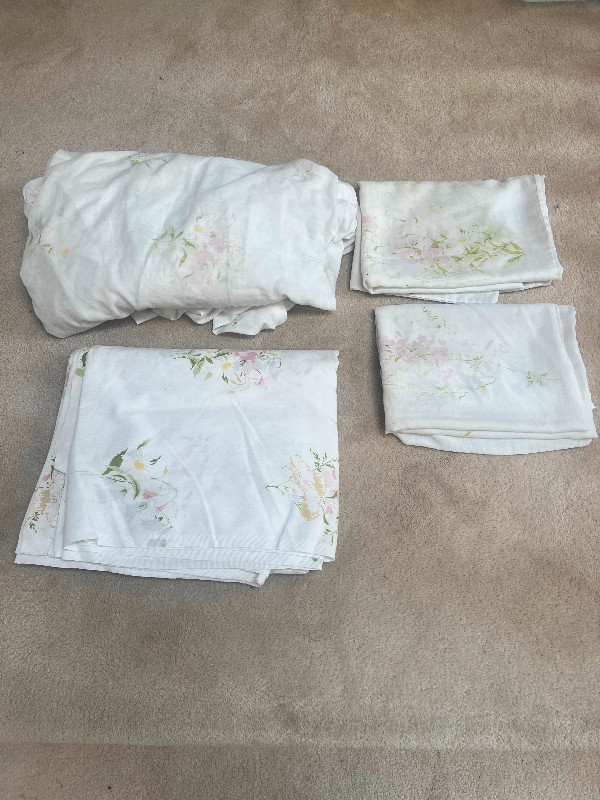 Bedding for double bed, $25 each or 2 sets for $45 or 3 sets $60 in Bedding in Vancouver - Image 3