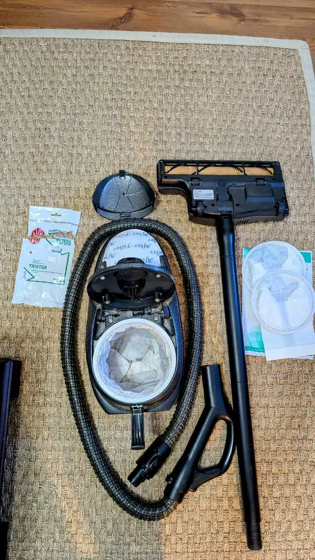 TriStar canister vacuum cleaner with powerhead and accessories in Vacuums in Winnipeg - Image 3