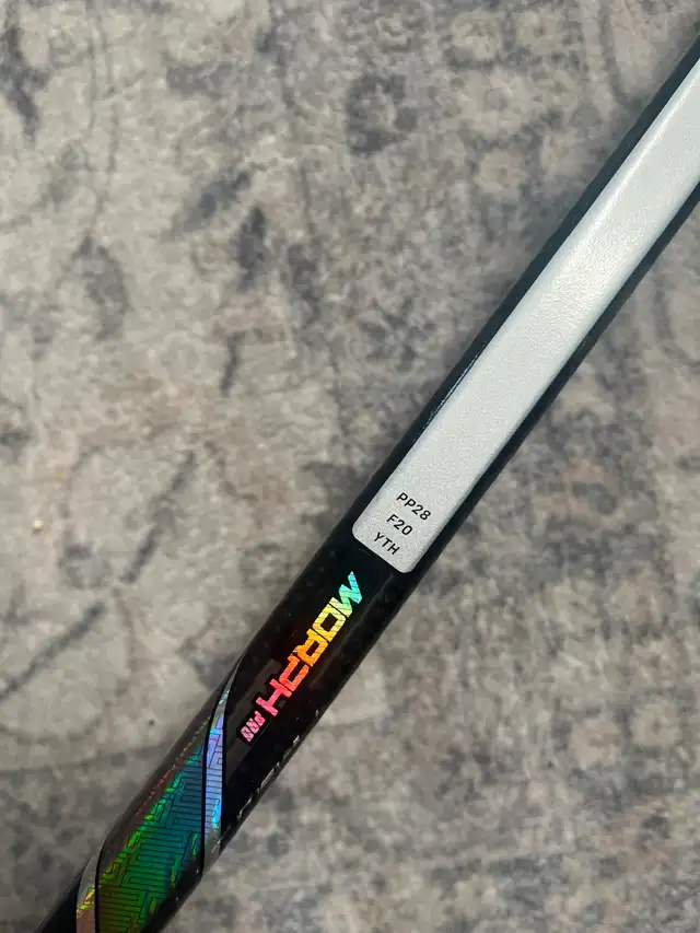 Sherwood Rekker Morph Pro Youth Hockey Stick Right Handed 20 Flx in Hockey in Guelph - Image 4