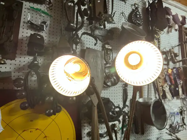 VINTAGE RETRO FLOOR LAMP with 2 BENDABLE LAMPS in Arts & Collectibles in Mississauga / Peel Region - Image 8