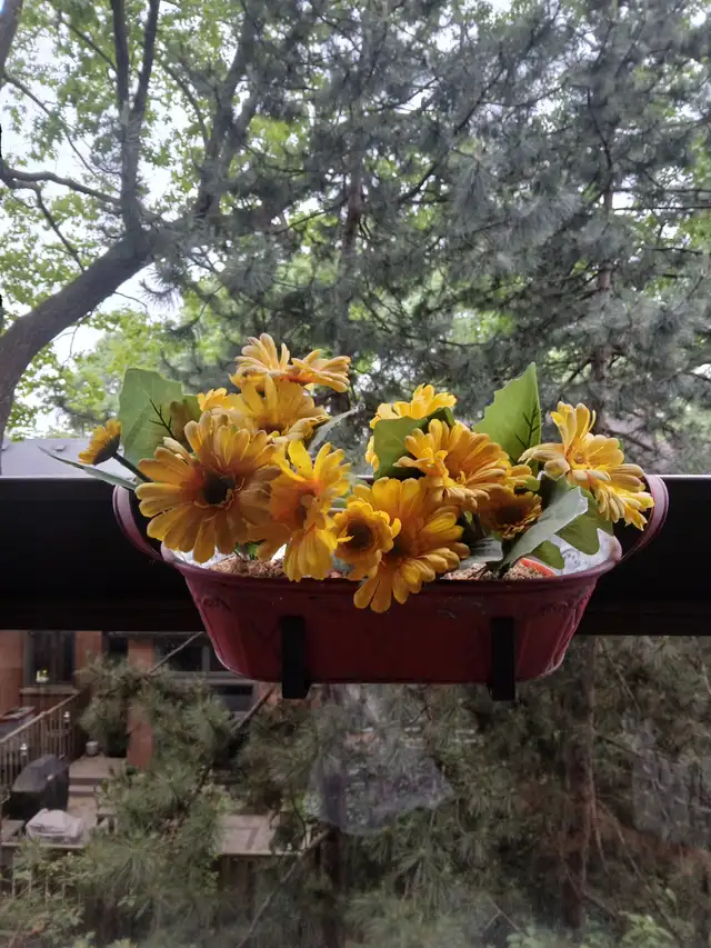 2 Metal Flower Boxes/Baskets in Outdoor Décor in City of Toronto - Image 2