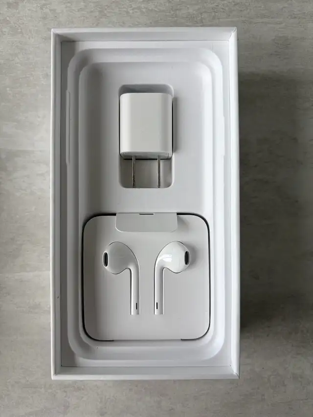 iPhone XS 256GB - Like New - Complete In Box in Cell Phones in City of Toronto - Image 4