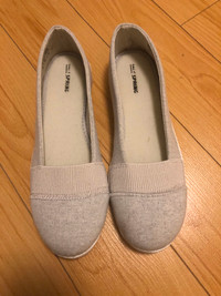 Chaussures d’été légères grises pâle
