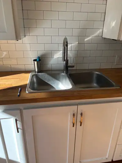 Furnished 1 bedroom 1 bathroom downtown on Sydney street. One block from restaurants , entertainment...