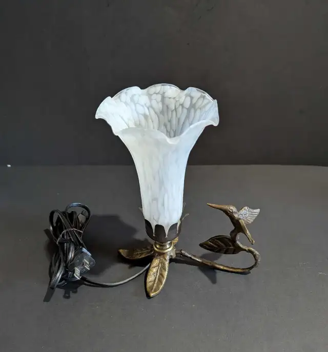 Vtg Hummingbird Table Lamp Glass Lily  Shade Bronze Base 8" in Indoor Lighting & Fans in Charlottetown - Image 6