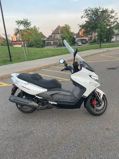 Je mets en vente mon Kymco Xciting 500R 2008 en très bon état général. Le scooter a seulement 17 000...