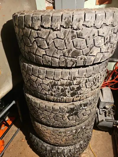 4 pneus 33x12 50 r18. Toyota open country. Île son a 9/ 32 et 6/32. Bonne condition trois-rivières....
