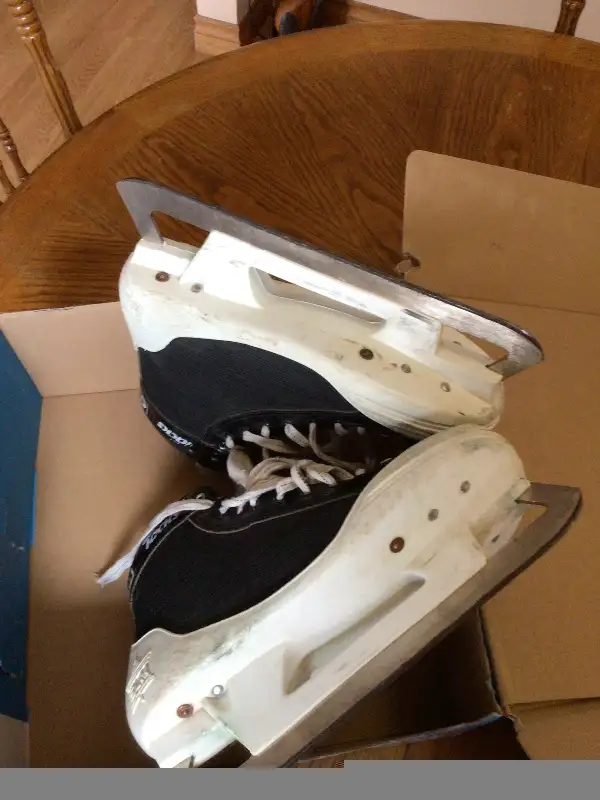 Senior CCM Goalie Skates Model 550 Size 8.5? in Hockey in Windsor Region - Image 9