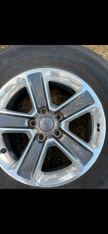 USED SET 255/70R18 BRIDGESTONE DUELER HT ON JEEP WHEELS RIMS HAVE TPMS DOT 2018 TREAD x2 4/32 x2 3/3...