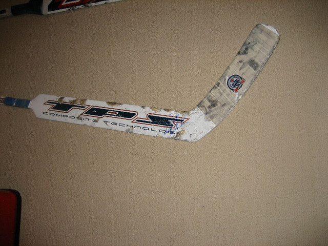 Leafs Game Used Hockey Sticks  +  Puck +pins in Arts & Collectibles in City of Toronto - Image 4