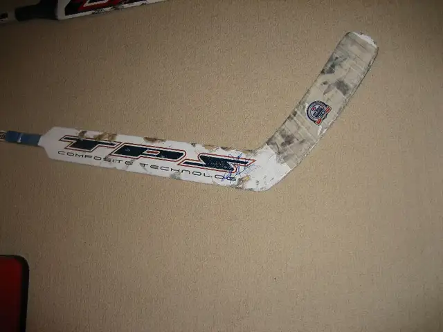 Leafs Game Used Hockey Sticks  +  Puck +pins in Arts & Collectibles in City of Toronto - Image 6