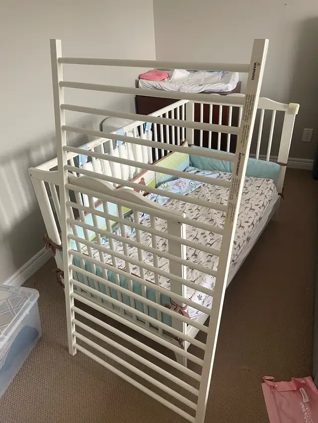baby crib with mattress in Beds & Mattresses in St. Catharines - Image 9