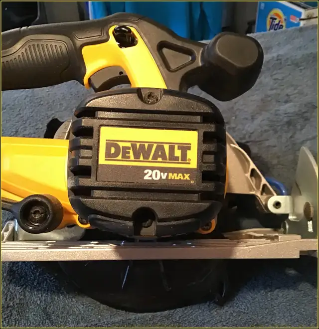 DeWalt 6.5" Cordless Circular Saw and Blade in Power Tools in Owen Sound - Image 3