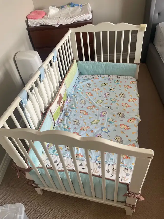baby crib with mattress in Beds & Mattresses in St. Catharines - Image 4