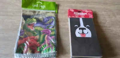 Bonjour à vous, Nous avons à vendre des sacs surprises de thème des Chiens (en carton) pour des anni...