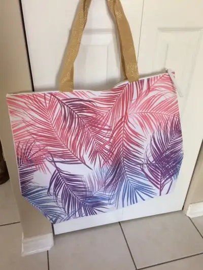 Beau sac à main neuf doublé, à fleurs roses, mauves et bleues, de 14 pouces de haut par 20 pouces de...
