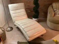 Deux chaises longues  en cuir souple