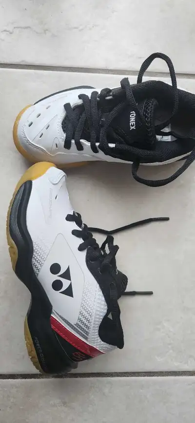 Yonex Badminton shoes JUNIOR US13, View more