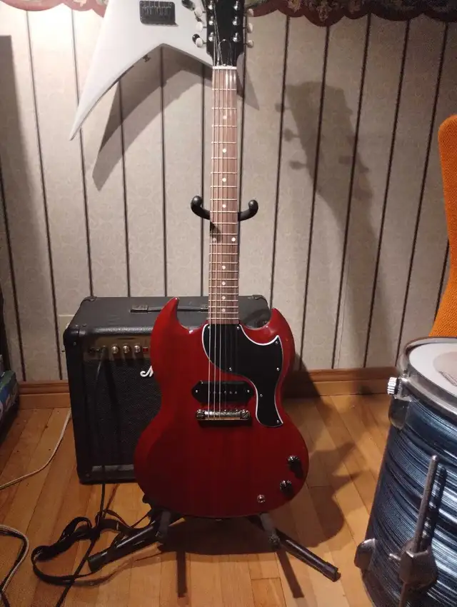 Gibson SG Junior in Guitars in Sherbrooke - Image 2